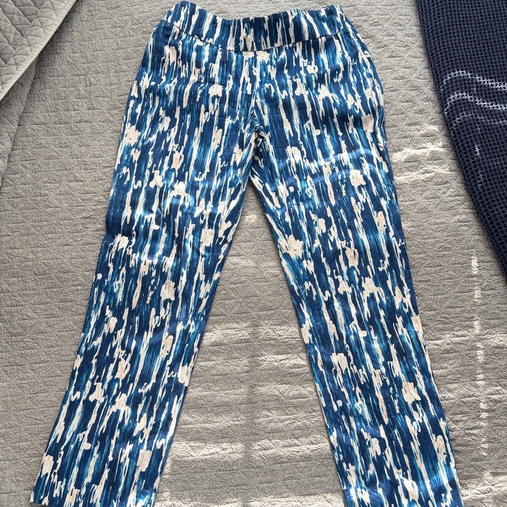 NIC+ZOE Indigo and Ivory Patterned Fabric